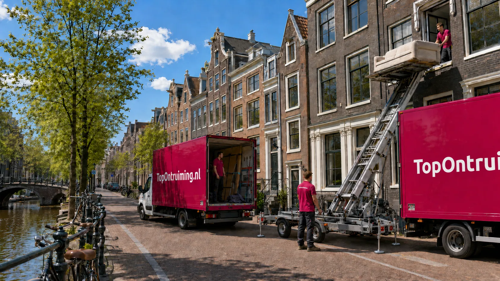 Vrachtwagen van TopOntruiming.nl bij een woningontruiming in Amsterdam