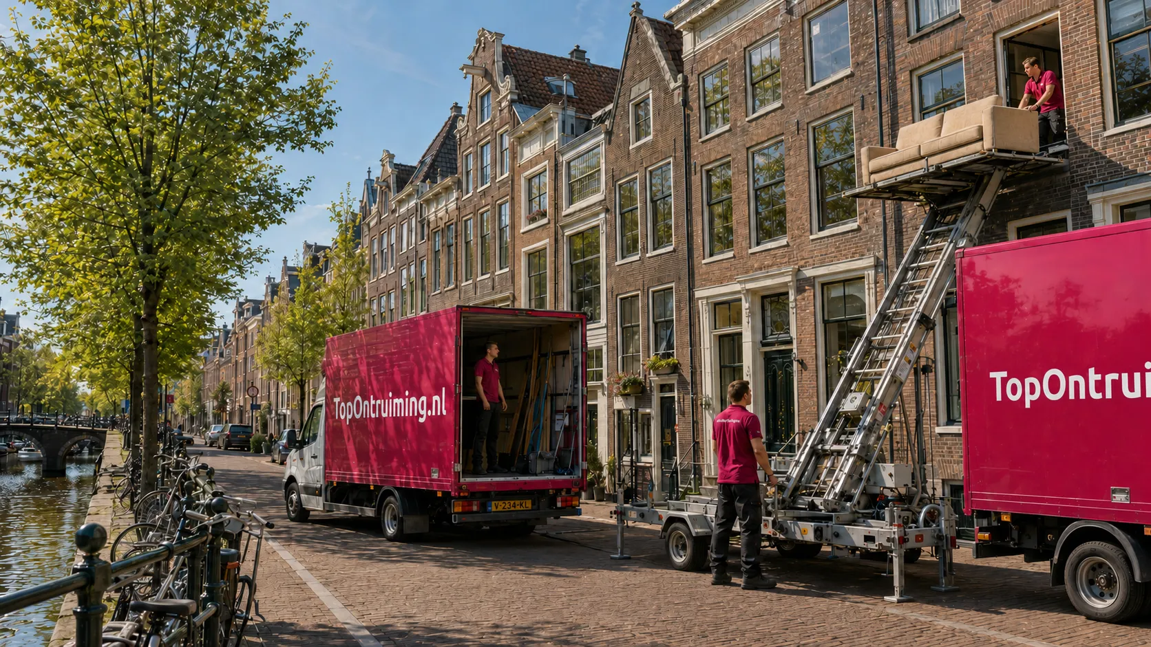 Vrachtwagens van TopOntruiming.nl met een verhuislift langs een Amsterdamse gracht tijdens een woningontruiming