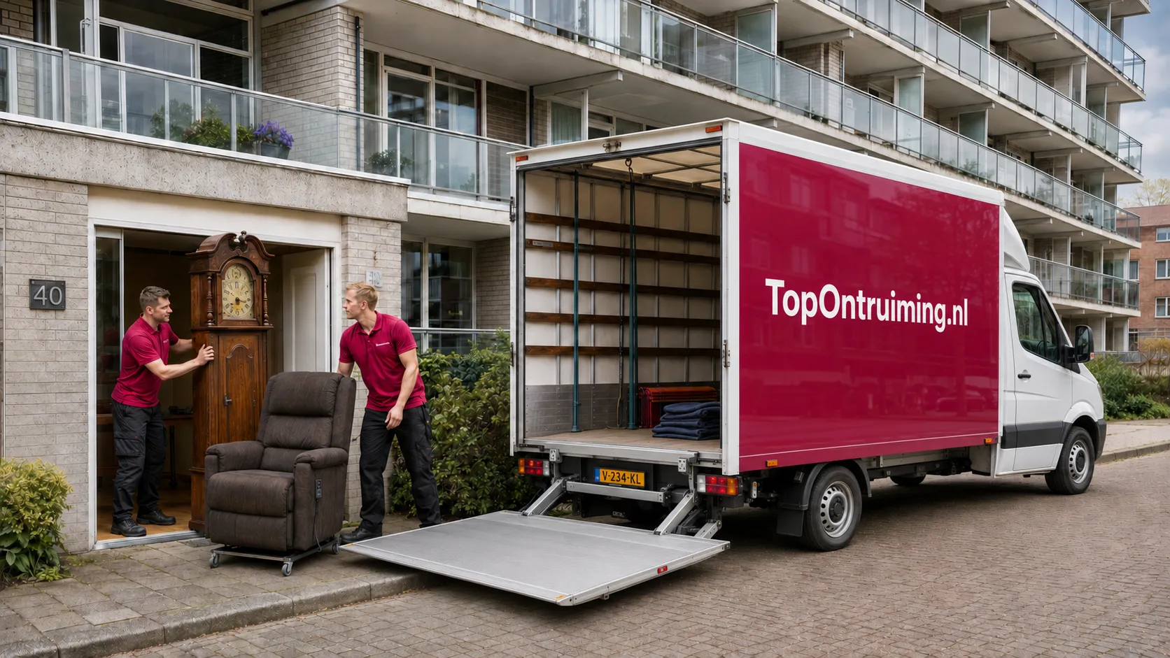 Medewerkers van TopOntruiming.nl laden inboedel in de vrachtwagen bij een woning
