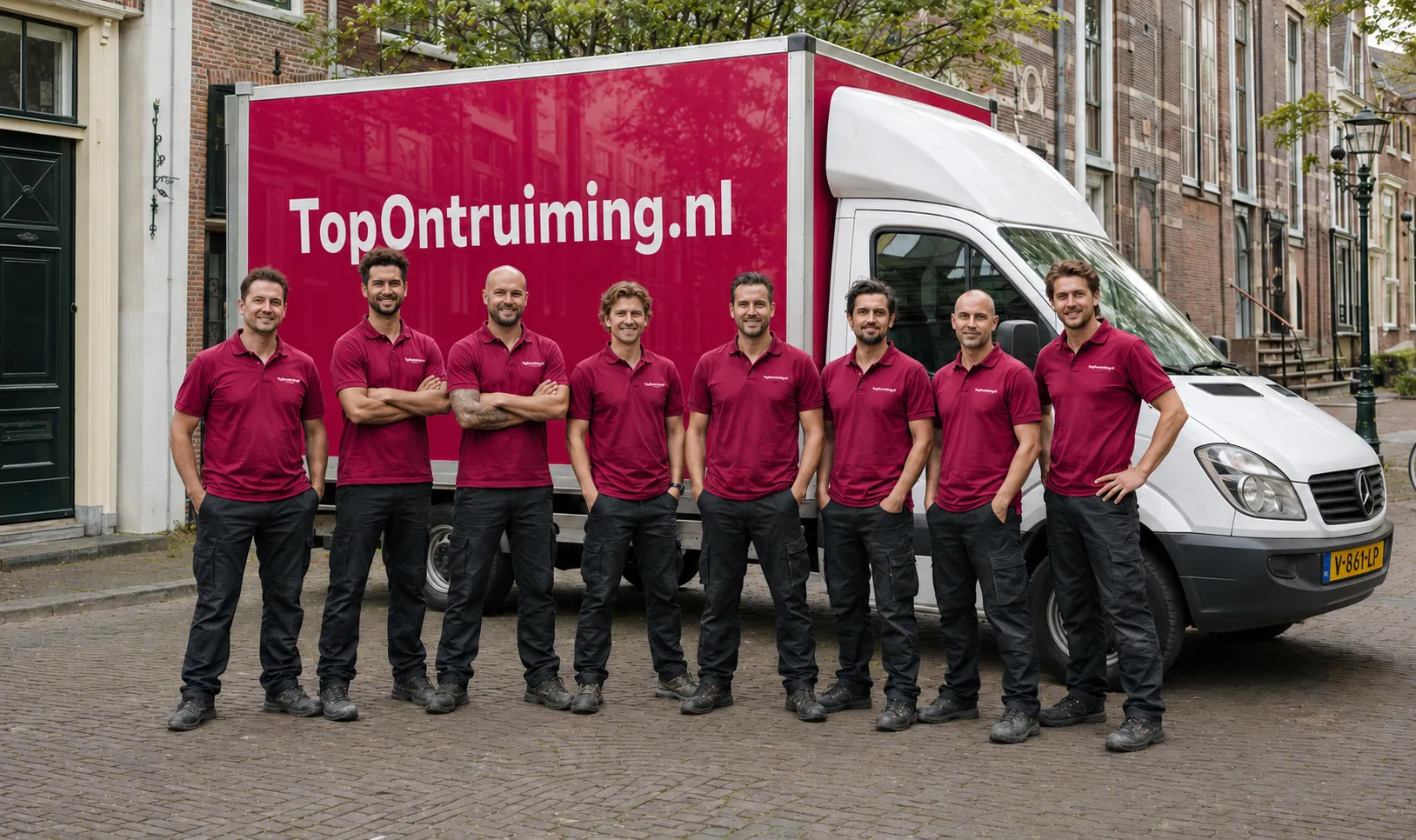 Het team van TopOntruiming.nl in bedrijfskleding voor de vrachtwagen